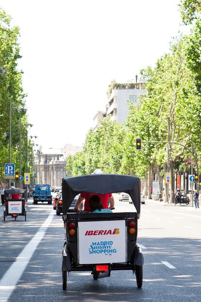 ¿Qué mejor forma de llevar tus compras que en la comodidad de un tuc-tuc? Los proporcionó Iberia y estarán durante los domingos que se celebre Madrid Sunday Shopping by S Moda.