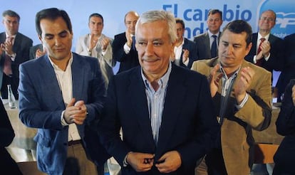Javier Arenas, entre José Antonio Nieto y Antonio Sanz.