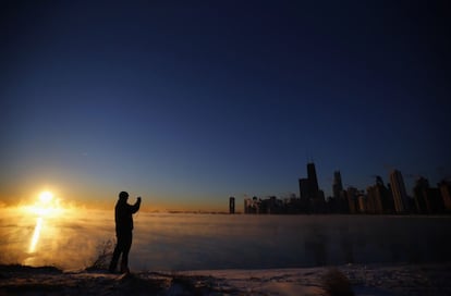 Un hombre hace una fotografía a la ciudad de Chicago desde el lago Michigan (EE UU).