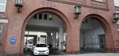 Entrada de la hist&oacute;rica f&aacute;brica de Opel en R&uuml;sselsheim, a unos 30 kil&oacute;metros de Fr&aacute;ncfort.&nbsp;