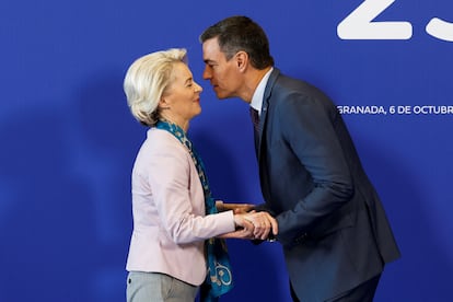 Ursula von der Leyen saluda a Pedro Sánchez en la cumbre de Granada el 6 de octubre.
