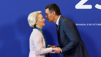 Ursula von der Leyen saluda a Pedro Sánchez en la cumbre de Granada el 6 de octubre.