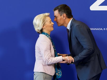 Ursula von der Leyen saluda a Pedro Sánchez en la cumbre de Granada el 6 de octubre.