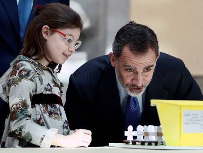 Felipe VI, junto a la niña Andrea del Hoyo, durante la 37 edición del concurso 