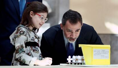 Felipe VI, junto a la niña Andrea del Hoyo, durante la 37 edición del concurso 