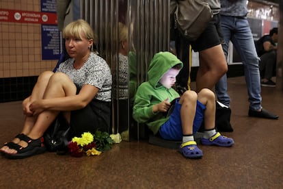 Ciudadanos ucranianos se refugian dentro de una estación de metro de Kiev durante un ataque ruso con misiles y drones, este lunes.