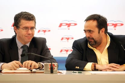 Francisco Granados como secretario regional del PP y Guillermo Ortega, exalcalde de Majadahonda, en una rueda de prensa ofrecida sobre la crisis urbanística en la localidad madrileña. 18 de febrero de 2005.