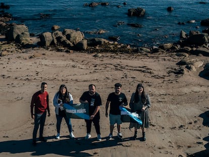 Desde la izquierda, el 'concelleiro' socialista Fabián Canosa, la asesora laboral Higinia Vidal, el hostelero Suso Vidal, el marinero Adrián Nantón y la consultora ambiental Saleta Ameixeiras, quienes vivieron la tragedia del Prestige en su juventud, este sábado en la Costa da Morte (A Coruña).