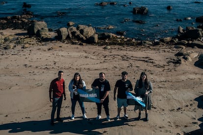 Desde la izquierda, el 'concelleiro' socialista Fabián Canosa, la asesora laboral Higinia Vidal, el hostelero Suso Vidal, el marinero Adrián Nantón y la consultora ambiental Saleta Ameixeiras, quienes vivieron la tragedia del Prestige en su juventud, este sábado en la Costa da Morte (A Coruña).