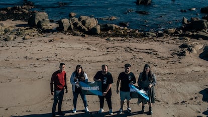 Desde la izquierda, el 'concelleiro' socialista Fabián Canosa, la asesora laboral Higinia Vidal, el hostelero Suso Vidal, el marinero Adrián Nantón y la consultora ambiental Saleta Ameixeiras, quienes vivieron la tragedia del Prestige en su juventud, este sábado en la Costa da Morte (A Coruña).