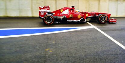 Alonso sale de boxes con su Ferrari.