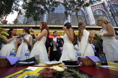 Las modelos y los modelos tomando un aperitivo bajo el Mercat Central.