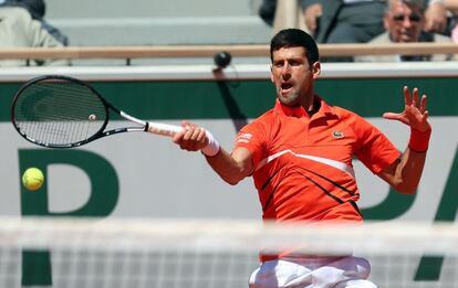 El serbio Djokovic ejecuta su derecha, durante el encuentro de seminifanales.