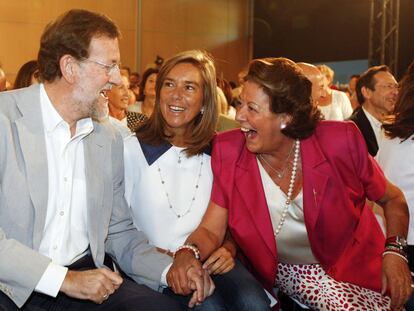 Mariano Rajoy, con Ana Mato y Rita Barberá, durante el acto de ayer en Zaragoza.