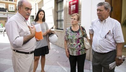 Los familiares de Te&oacute;filo Alcorisa a la puerta de la sede del S&iacute;ndic en Alicante.