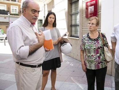 Los familiares de Te&oacute;filo Alcorisa a la puerta de la sede del S&iacute;ndic en Alicante.