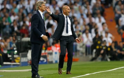 Zidane y Pellegrini dan instrucciones durante el partido. 