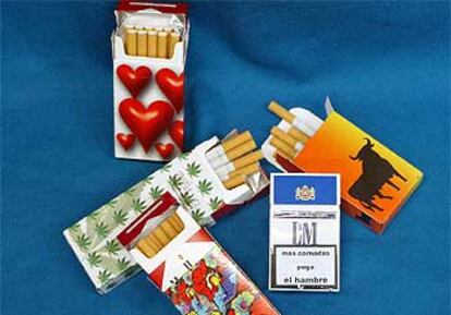 Cajetillas de cigarrillos con pitilleras de cartón y etiquetas con leyendas para tapar las advertencias contra el tabaco.