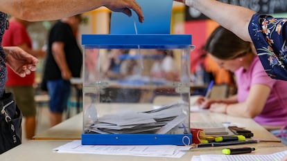 Una mujer deposita su voto en un colegio electoral del barrio de la Malvarrosa de Valéncia. Un total de 3,8 millones de personas estaban llamadas a participar en las elecciones europeas de este domingo en la Comunidad Valenciana.