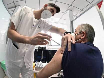 Un sanitario vacuna contra el coronavirus a un hombre en el hospital de Alcalá de Henares en Madrid.
 