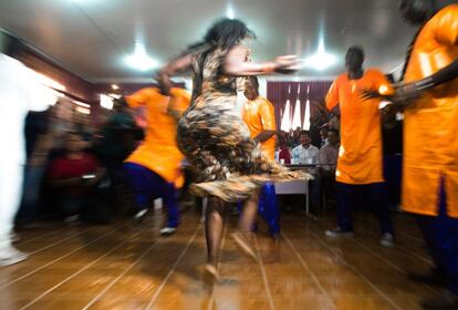 Uma mulher senegalesa dan&ccedil;a, durante uma apresenta&ccedil;&atilde;o para a ministra da Secretaria de Rela&ccedil;&otilde;es Institucionais, Ideli Salvatti. 