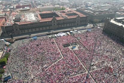 Miles de personas asistieron a la movilización "Marcha por nuestra democracia" en el Zócalo capitalino, el 18 de febrero.