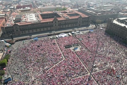 Miles de personas asistieron a la movilización "Marcha por nuestra democracia" en el Zócalo capitalino, el 18 de febrero.