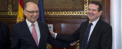 El ministro de Hacienda en funciones, Cristóbal Montoro, y el presidente de la FEMP, Abel Caballero.