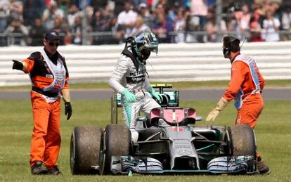 El alemán Nico Rosberg sale de su monoplaza tras sufrir una avería.