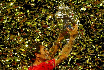 Federer eleva el trofeo de Basilea.