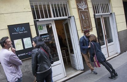 "El veganismo es una filosofía de vida" y exige "aprender a comer de nuevo", dice el argentino Nicolás Tomaselli, de 38 años, encargado de los fogones del restaurante Vega.