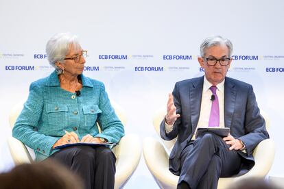 Christine Lagarde con el presidente de la Reserva Federal, Jerome Powell, en el foro del BCE en Sintra (Portugal) el 29 de junio.