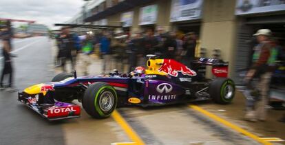 Vettel sale del 'box' de Red Bull.