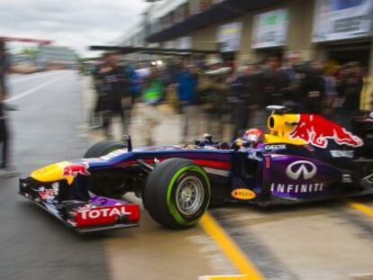 Vettel sale del 'box' de Red Bull.