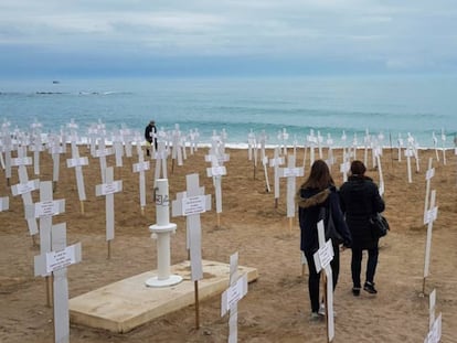 Cruces que representan a las mujeres asesinadas por violencia machista, expuestas el pasado 8 de marzo en Vinarós.