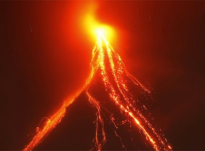 Imagen del volcán Mayón con ríos de lava tomada ayer sábado