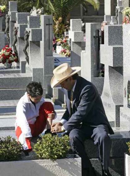 Festividad de Todos los Santos en el cementerio de San Isidro.