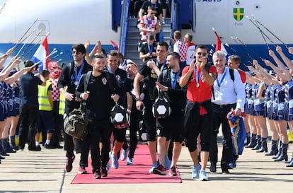 Los jugadores de la selección croata de fútbol bajan del avión tras volver de Rusia en el aeropuerto de Zagreb.