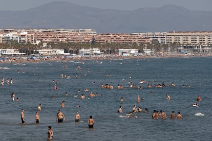 Personas en el mar de la playa de la Malvarrosa, en Valencia, en septiembre de este año.