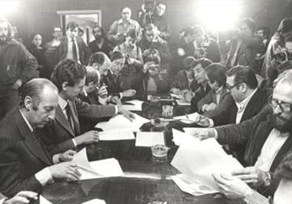 Firma del Acuerdo Marco Interconfederal sobre Negociación Colectiva, en 1980. Este pacto serviría posteriormente para la aprobación, ese mismo año, del Estatuto de los Trabajadores.