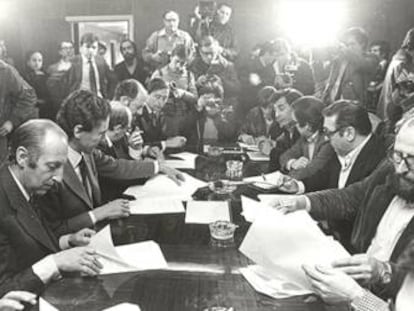 Firma del Acuerdo Marco Interconfederal sobre Negociación Colectiva, en 1980. Este pacto serviría posteriormente para la aprobación, ese mismo año, del Estatuto de los Trabajadores.