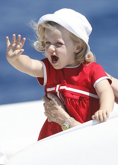 La Infanta Leonor saluda desde la lancha 'Somni', esta mañana durante la última jornada de regatas de la 26ª Copa del Rey de Vela