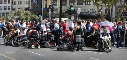 Usuarios de la EMT denuncian el recorte del servicio de autobuses adaptados.