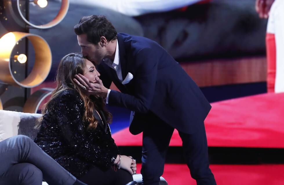 Antonio David Flores besa a su hija Rocío en el plató de 'Gran Hermano Vip' a finales del pasado noviembre.