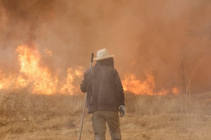 Un hombre observa la línea de fuego en Veiga das Meas, este sábado.