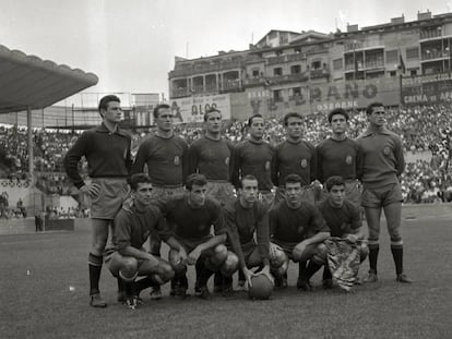 Selección española B en un partido disputado en San Sebastián. De pie y de izquierda a derecha: Araquistain, Rodri, Mestre, Ruiz Sosa, Del Sol, Sastre y Pesudo. Agachados: Torres, Peiró, Pepillo, Ribelles y Collar.