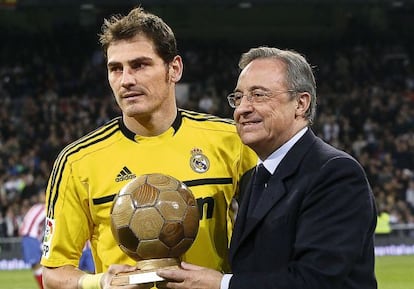 Florentino P&eacute;rez entrega un trofeo a Iker Casillas en 2011.