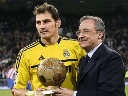 Florentino P&eacute;rez entrega un trofeo a Iker Casillas en 2011.
