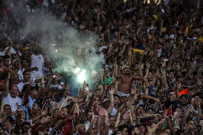 Un grupo de hinchas, este jueves, antes la semifinal de la Copa Sudamericana entre Fluminense y el Atlético Paranaense, en el estadio Maracaná de Río de Janeiro (Brasil).