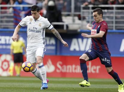 El centrocampista madridista, James Rodríguez, lucha un balón con el centrocampista argentino del Eibar, Gonzalo Escalante.